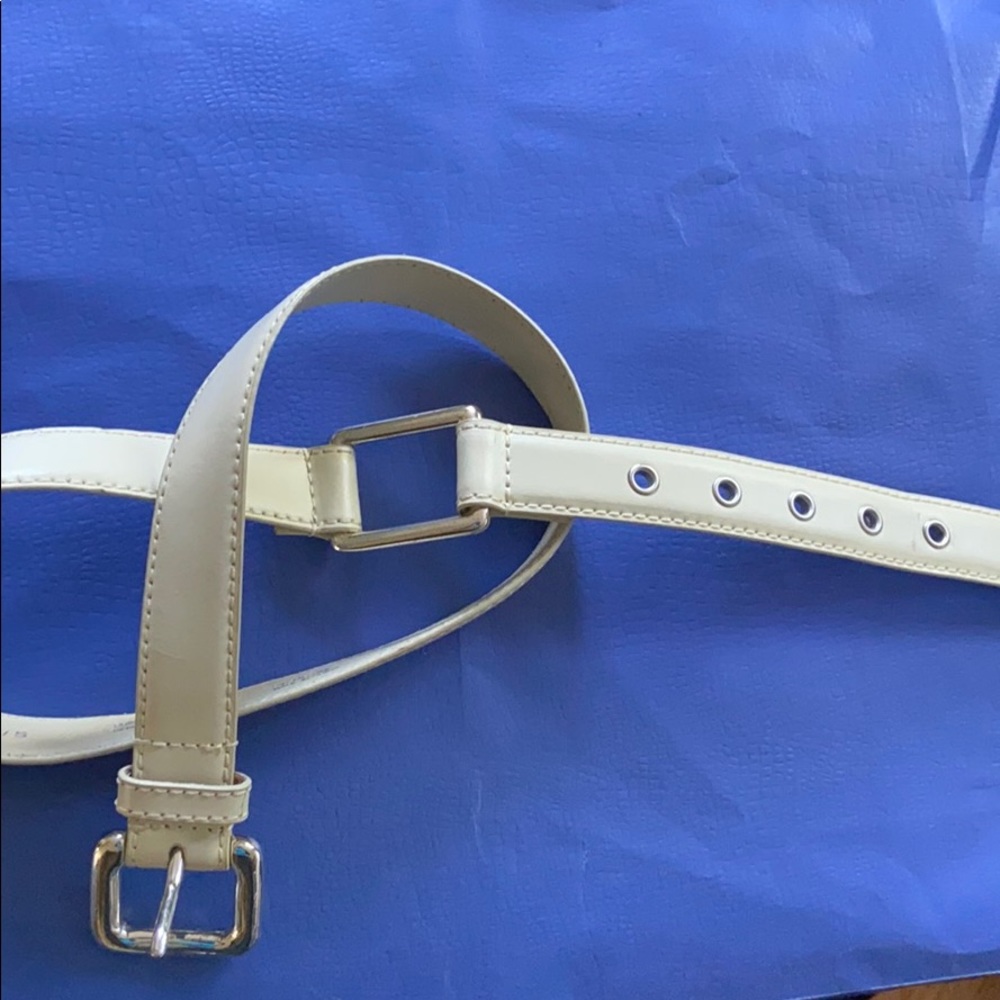 👢bundle & save👜 
White leather belt by Jacob